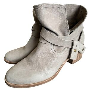 Ugg Women’s Elora Grey Ankle Boot, Size 8, EUC!